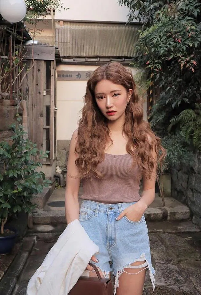 Cách phối đồ với áo hai dây