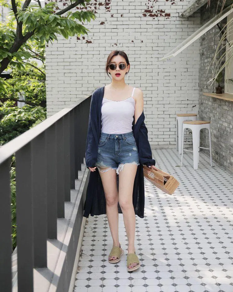 Cách phối đồ với áo hai dây