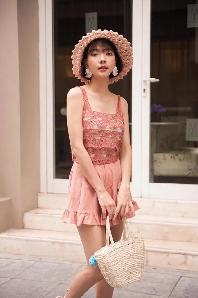 Cách phối đồ với áo hai dây