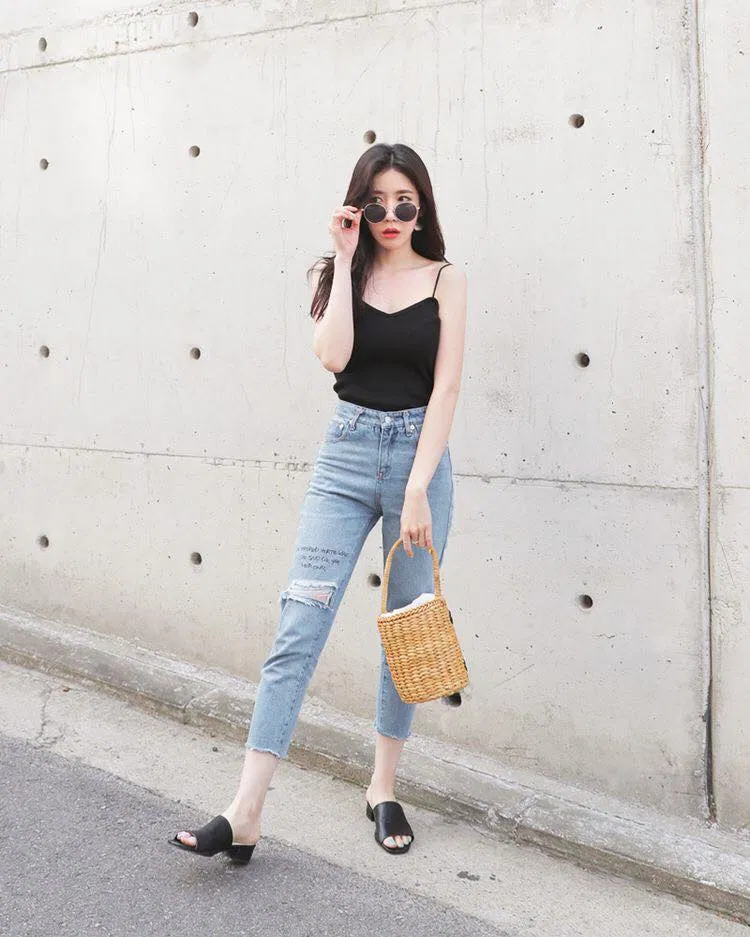 Cách phối đồ với áo hai dây