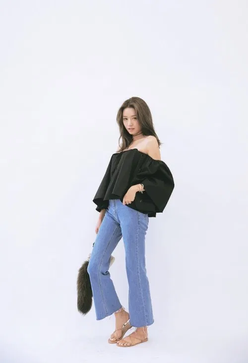 Diện áo trễ vai cùng quần jean ống loe