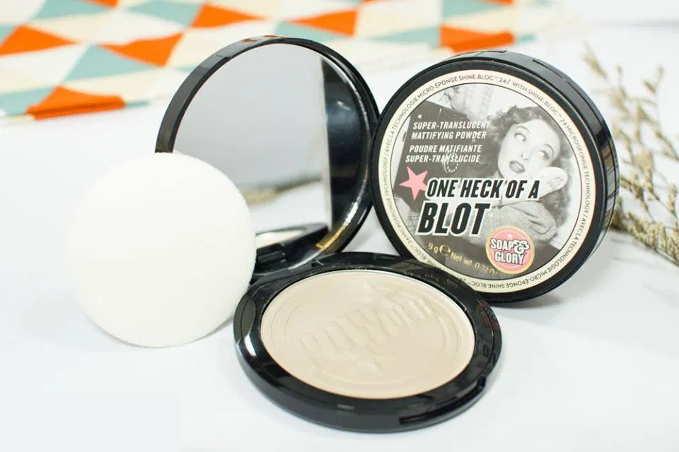 Phấn phủ Soap & Glory One Heck Of A Blot Powder