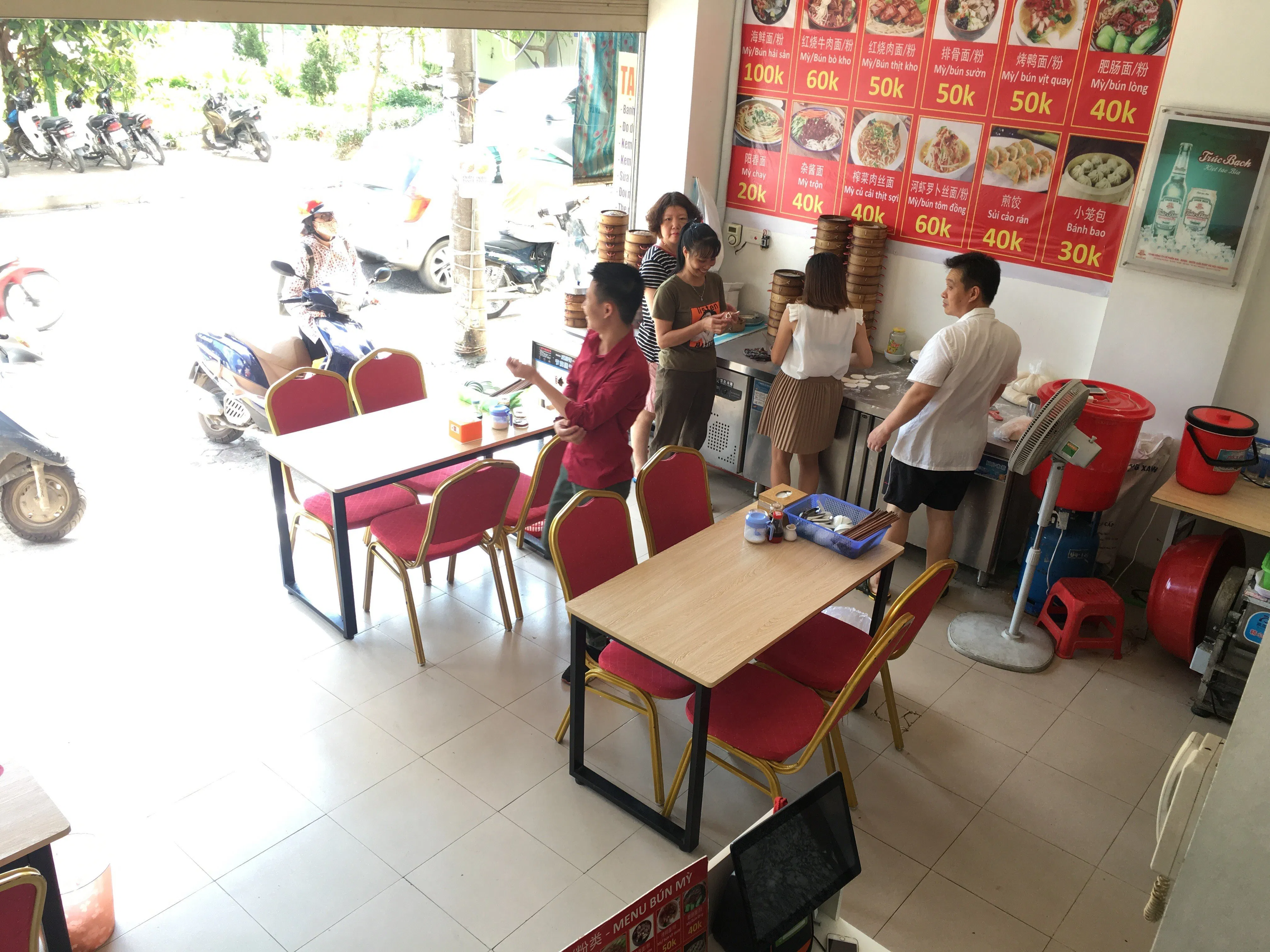 Tầng 1 nhà hàng