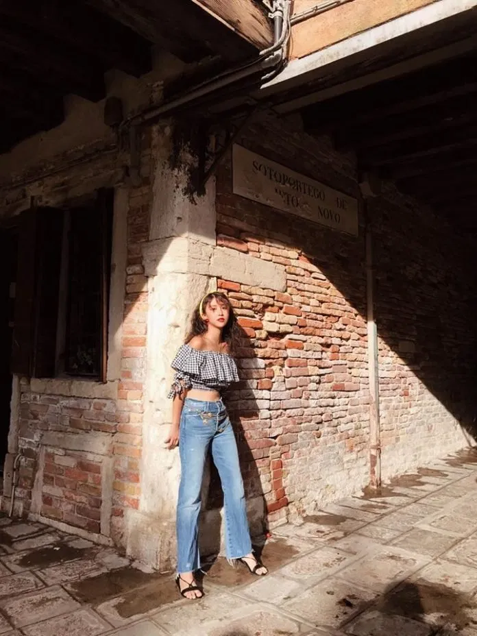 Áo crop top bèo nhún trễ vai