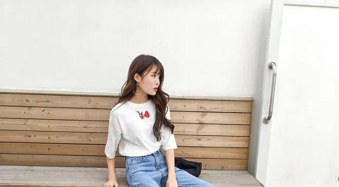 Áo phông trắng cùng quần ống loe xẻ tà