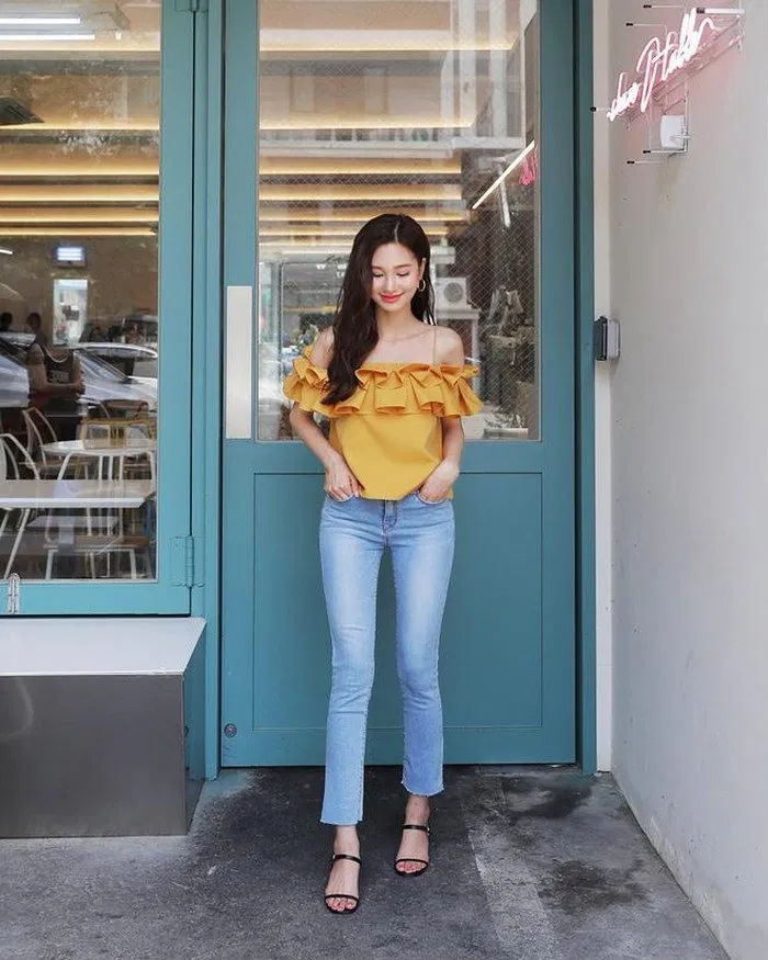 áo trễ vai tầng cùng quần jean ống loe