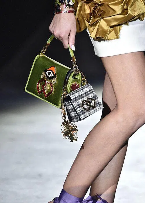 Cách đeo túi mini bag