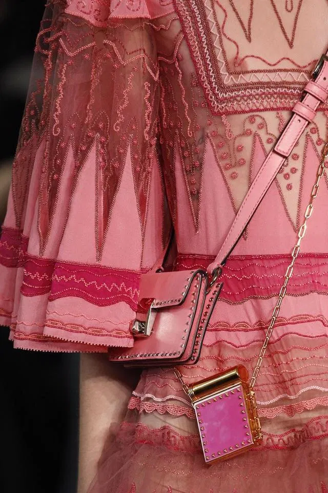 Cách đeo túi mini bag