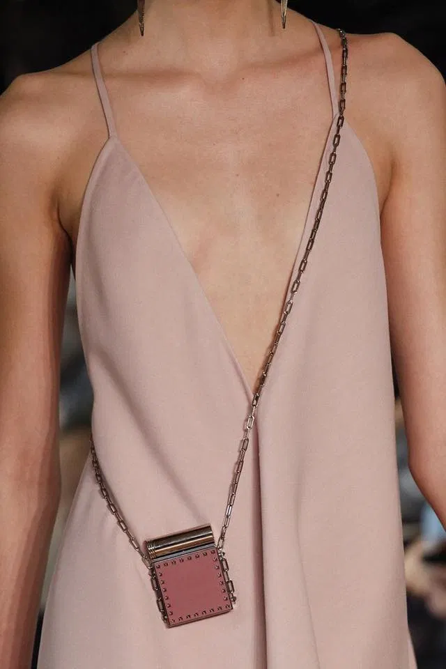 Cách đeo túi mini bag