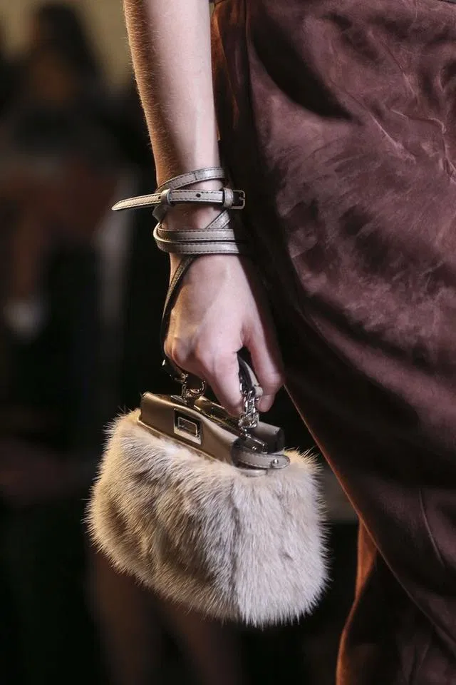 Cách đeo túi mini bag