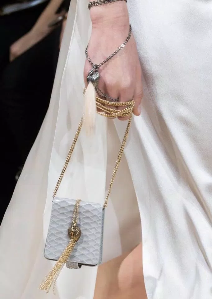 Cách đeo túi mini bag
