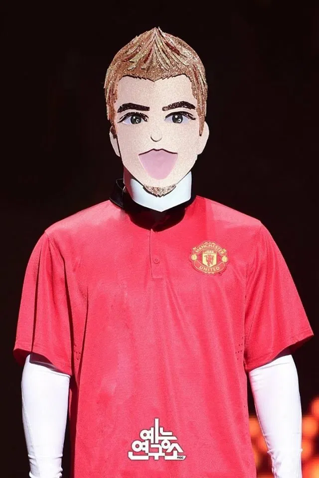 Ca sĩ đeo mặt nạ