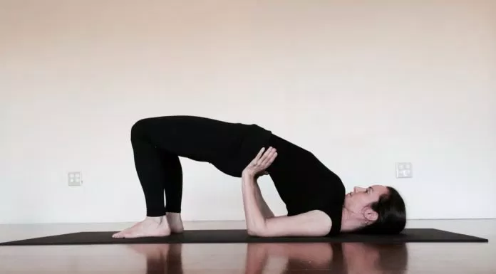 tư thế cây cầu trong yoga