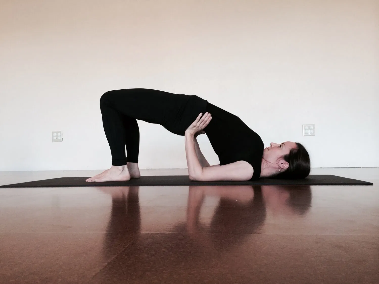 tư thế cây cầu trong yoga