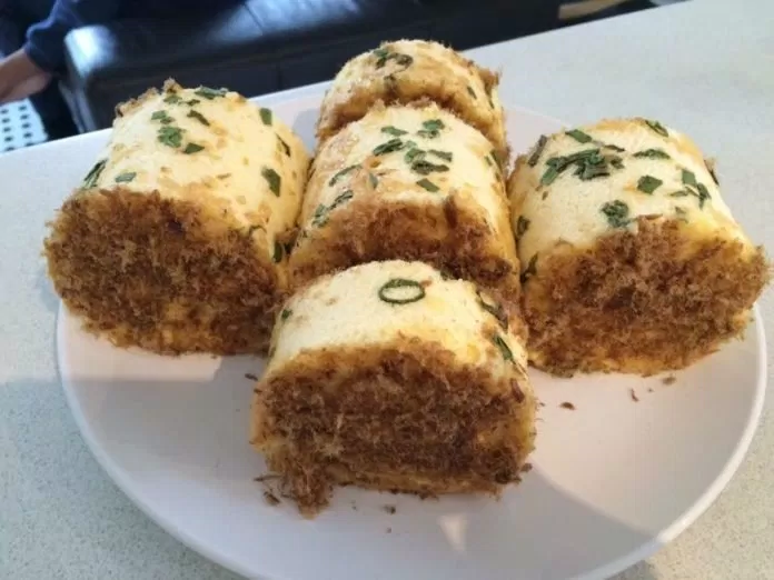 Bánh bông lan mặn cuộn ruốc cá