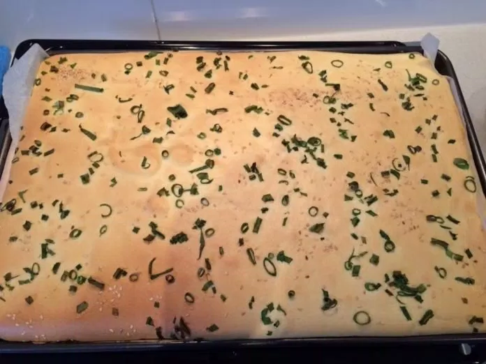 Bánh bông lan mặn cuộn ruốc cá
