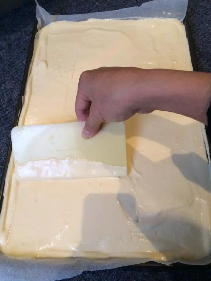 Bánh bông lan mặn cuộn ruốc cá
