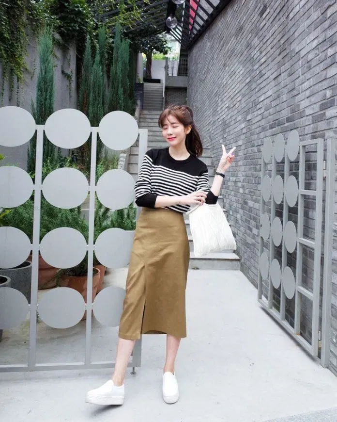 Chân váy xẻ tà trước