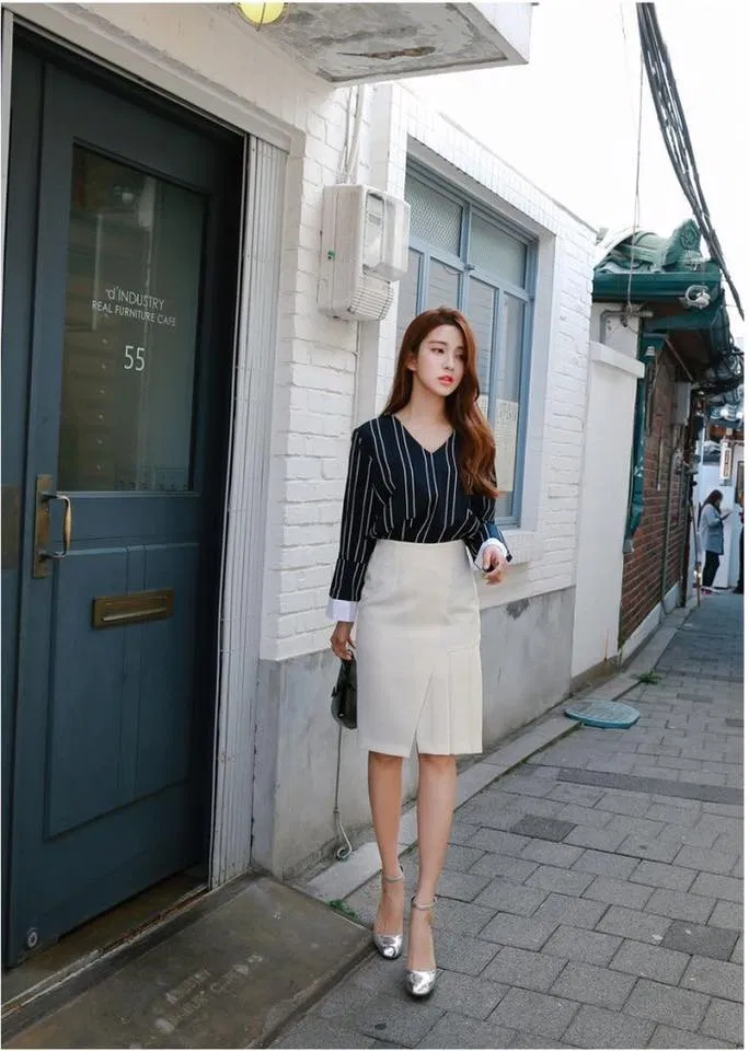 Chân váy xẻ tà trước