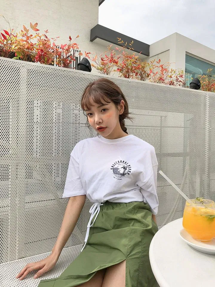 Chân váy xẻ tà trước