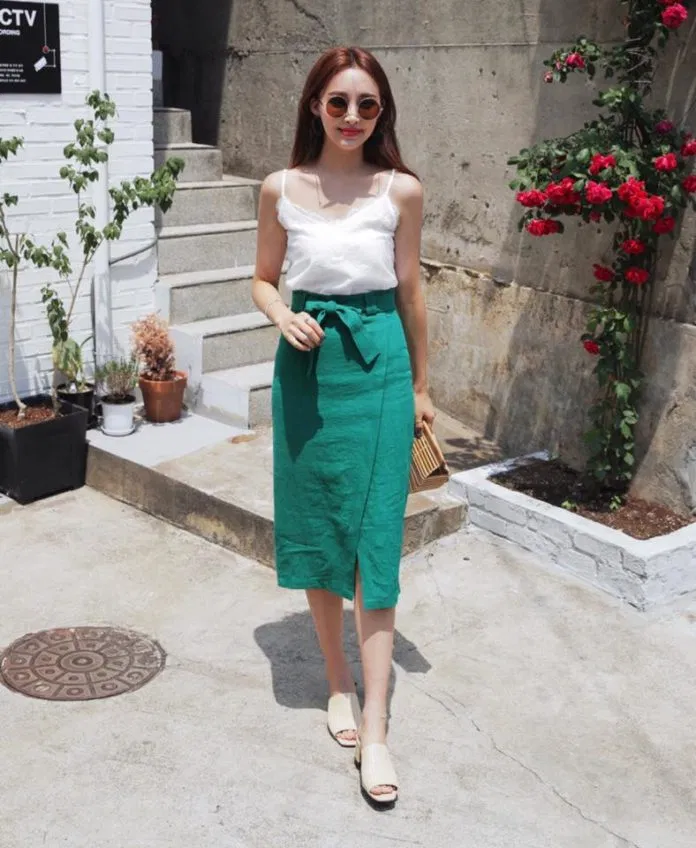 Chân váy xẻ tà trước