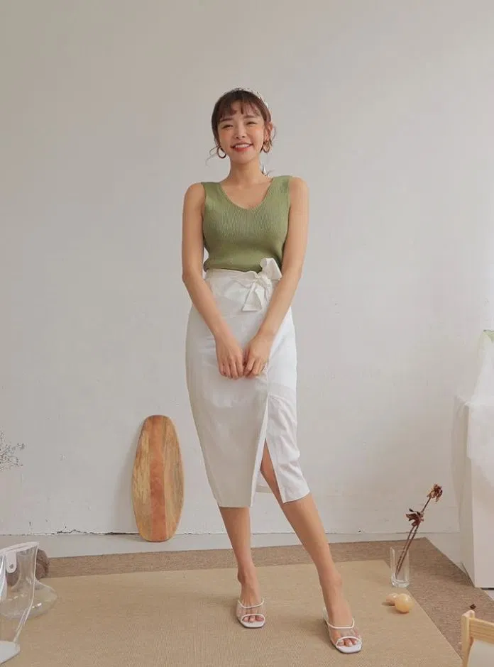 Chân váy xẻ tà trước