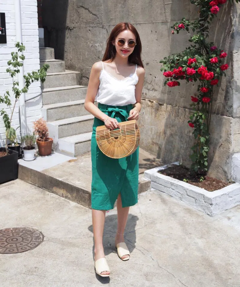 Chân váy xẻ tà trước