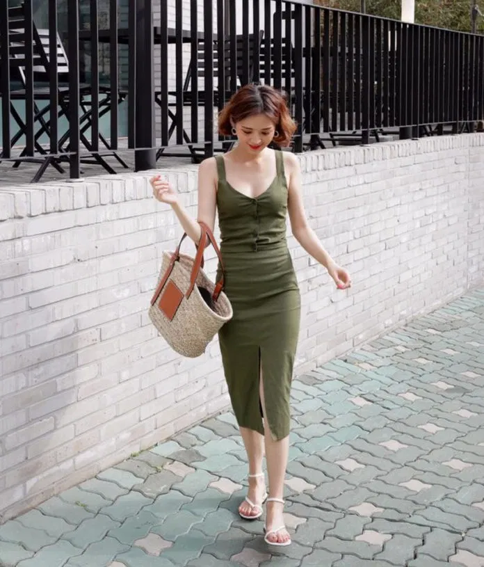 Chân váy xẻ tà trước