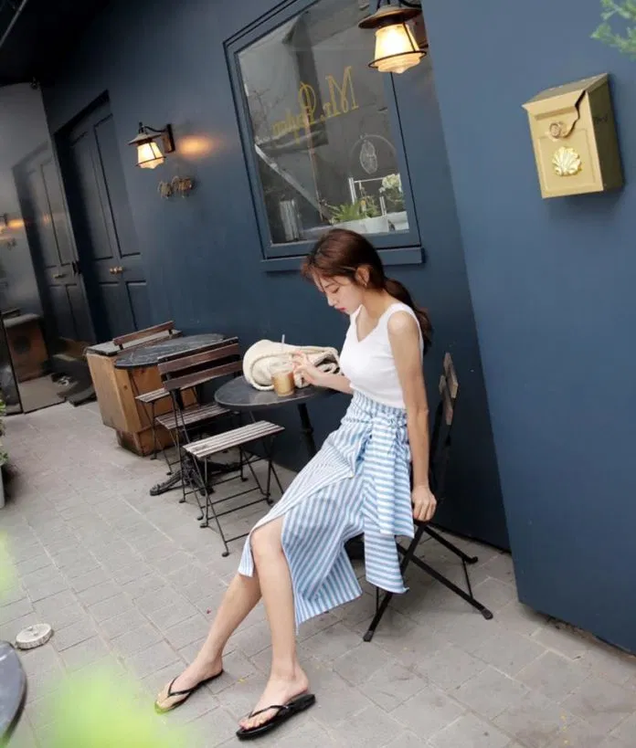 Chân váy xẻ tà trước