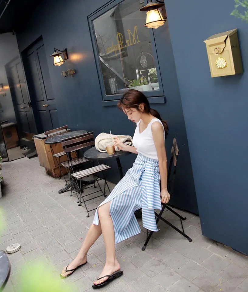 Chân váy xẻ tà trước