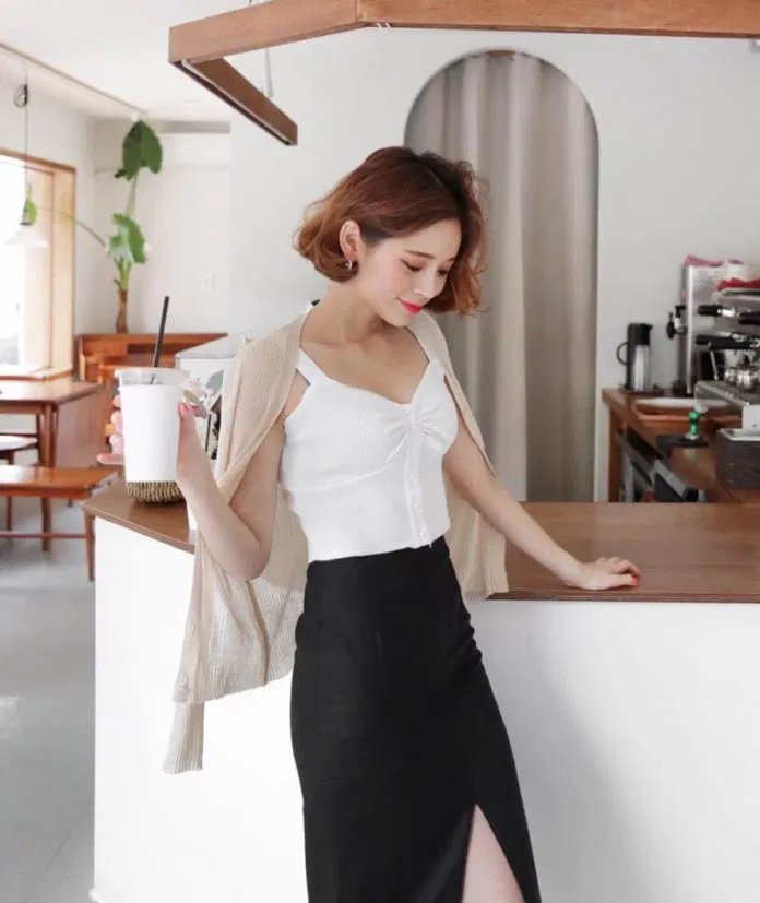 Chân váy xẻ tà trước