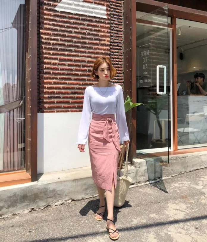 Chân váy xẻ tà trước