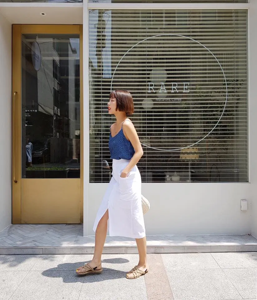 Chân váy xẻ tà trước