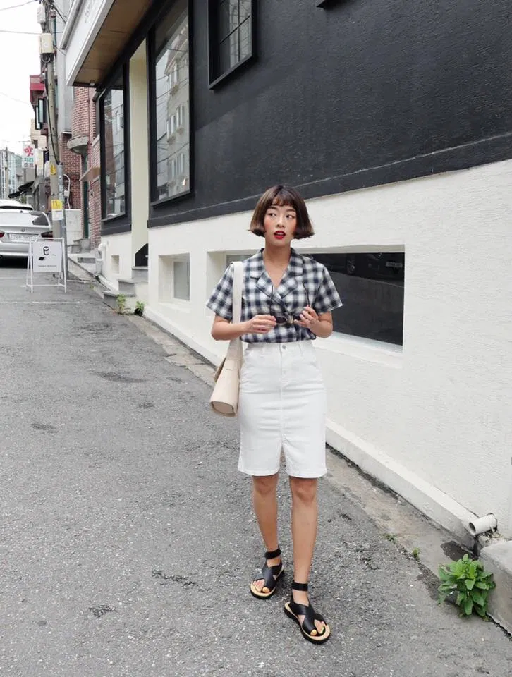 Chân váy xẻ tà trước