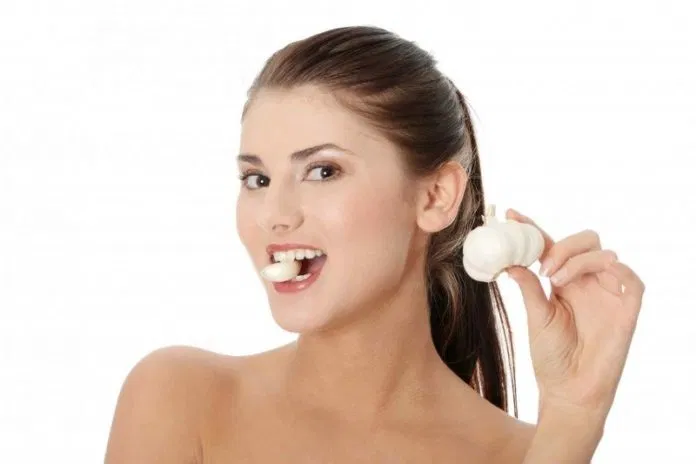 Trị mụn bằng tỏi