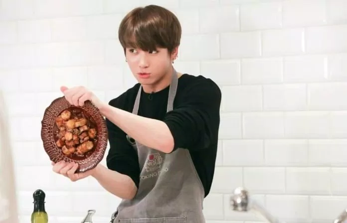 Sau đây là màn ảo thuật "khoai tây kết dính" của JungKook!