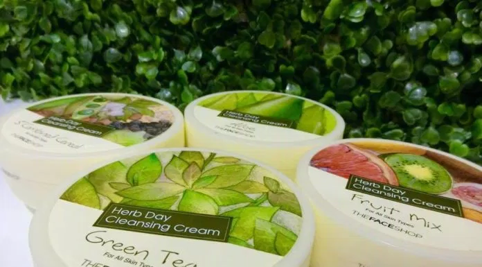 Kem tẩy trang The Face Shop Herb Day 365 Cleansing Cream được đựng trong hũ nhựa tròn, thiết kế đơn giản nhưng màu sắc tươi tắn, xanh mát. (ảnh: Internet)
