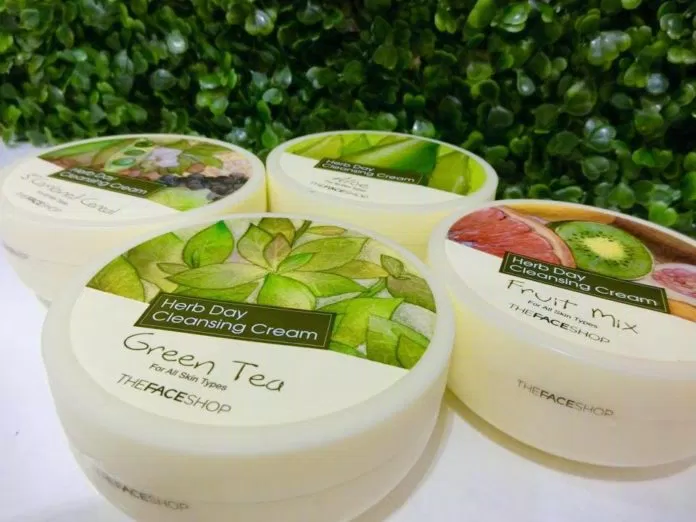 Kem tẩy trang The Face Shop Herb Day 365 Cleansing Cream được đựng trong hũ nhựa tròn, thiết kế đơn giản nhưng màu sắc tươi tắn, xanh mát. (ảnh: Internet)