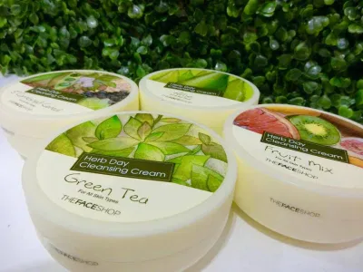 Kem tẩy trang The Face Shop Herb Day 365 Cleansing Cream được đựng trong hũ nhựa tròn, thiết kế đơn giản nhưng màu sắc tươi tắn, xanh mát. (ảnh: Internet) Kem tẩy trang The Face Shop Herb Day 365 Cleansing Cream được đựng trong hũ nhựa tròn, thiết kế đơn giản nhưng màu sắc tươi tắn, xanh mát. (ảnh: Internet)