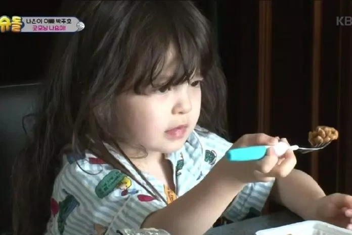Na Eun có thể ăn được natto và cảm thấy rất thích thú với chúng (Ảnh: Internet)