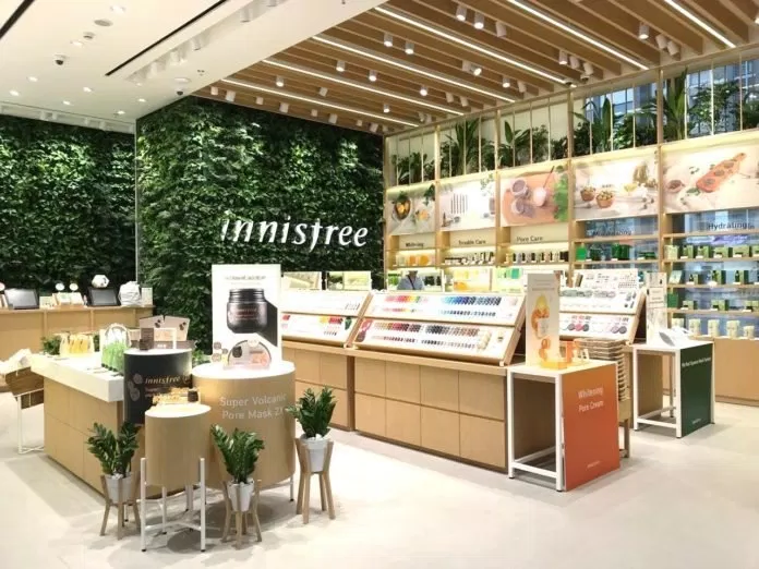 Innisfree nổi tiếng với các sản phẩm chăm sóc da thuộc dòng Trà xanh (The Green Tea Seed), Tro núi lửa (Jeju volcanic) và các sản phẩm trang điểm như phấn phủ Innisfree No-Sebum Mineral Powder hay Mặt Nạ giấy Innisfree It’s Real Squeeze Mask. (ảnh: Internet) Innisfree nổi tiếng với các sản phẩm chăm sóc da thuộc dòng Trà xanh (The Green Tea Seed), Tro núi lửa (Jeju volcanic) và các sản phẩm trang điểm như phấn phủ Innisfree No-Sebum Mineral Powder hay Mặt Nạ giấy Innisfree It’s Real Squeeze Mask. (ảnh: Internet)