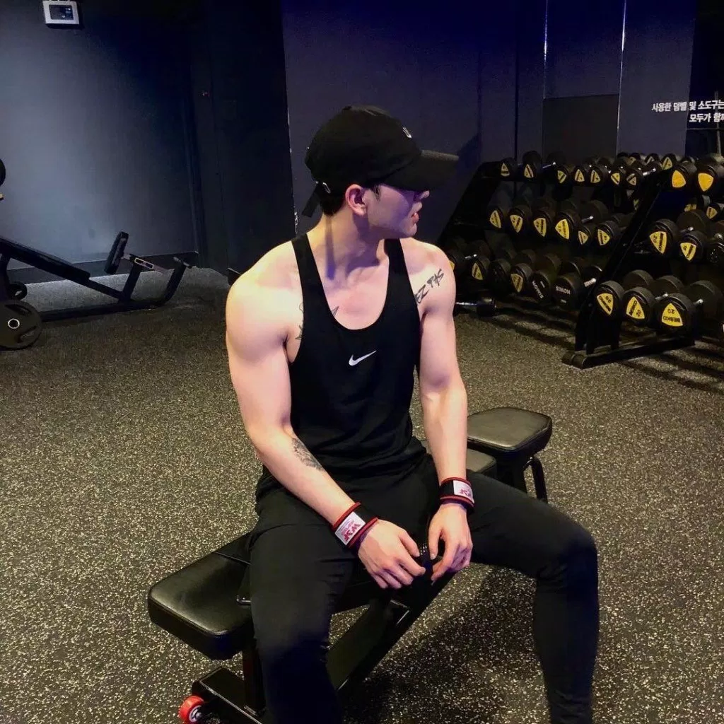 Giọng ca chính NUEST W Baekho khoe cơ bắp ở phòng gym khiến fan đổ đứ đừ Baekho Baekho khoe cơ bắp Baekho NUEST W khoe cơ bắp Kang Dongho KPOP NUEST W Produce 101 mùa 2