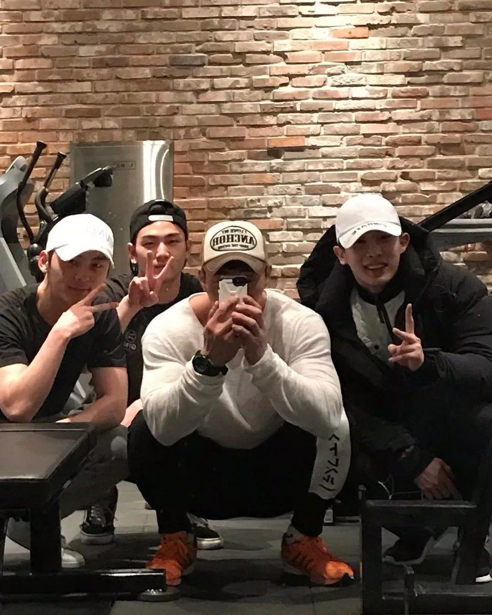 Giọng ca chính NUEST W Baekho khoe cơ bắp ở phòng gym khiến fan đổ đứ đừ Baekho Baekho khoe cơ bắp Baekho NUEST W khoe cơ bắp Kang Dongho KPOP NUEST W Produce 101 mùa 2