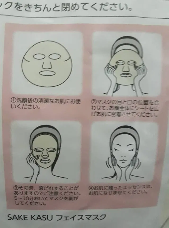 Cách sử dụng mặt nạ bã rượu Sake Saku Face Mask (Nguồn: BlogAnChoi) Cách sử dụng mặt nạ bã rượu Sake Saku Face Mask (Nguồn: BlogAnChoi)