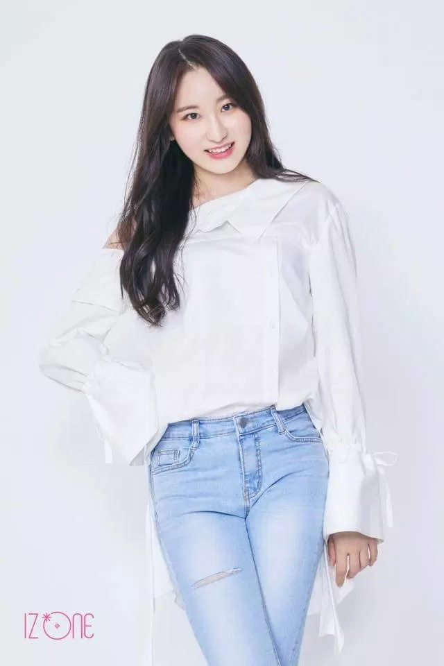 izone profile lee chaeyeon izone lee chaeyeon