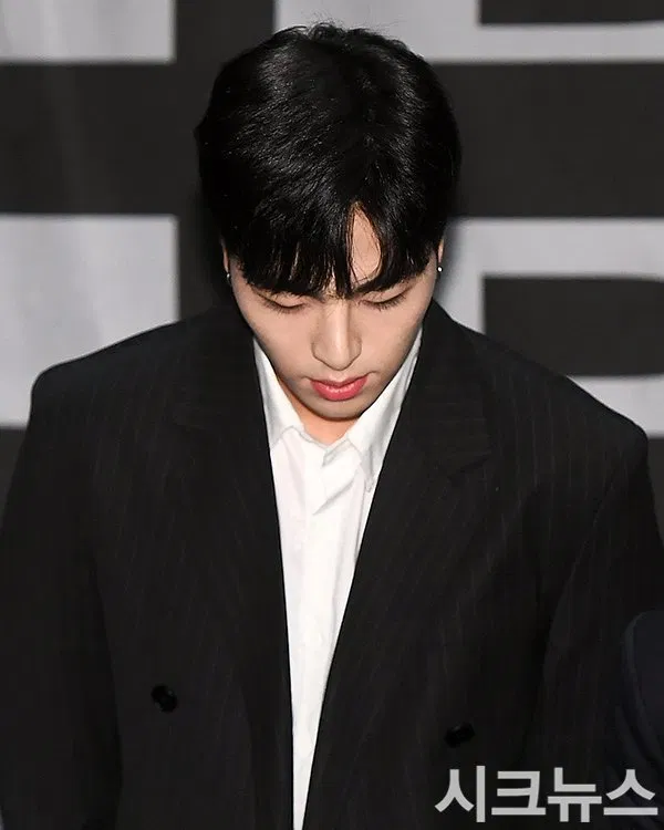 junhoe xin lỗi tại buổi họp báo