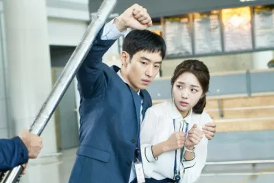 Không còn là cô nàng hậu đậu cần Lee Soo Yeon bảo vệ, giờ đây Han Yeo Reum có thể tự bảo vệ chính mình. (Ảnh: Internet)