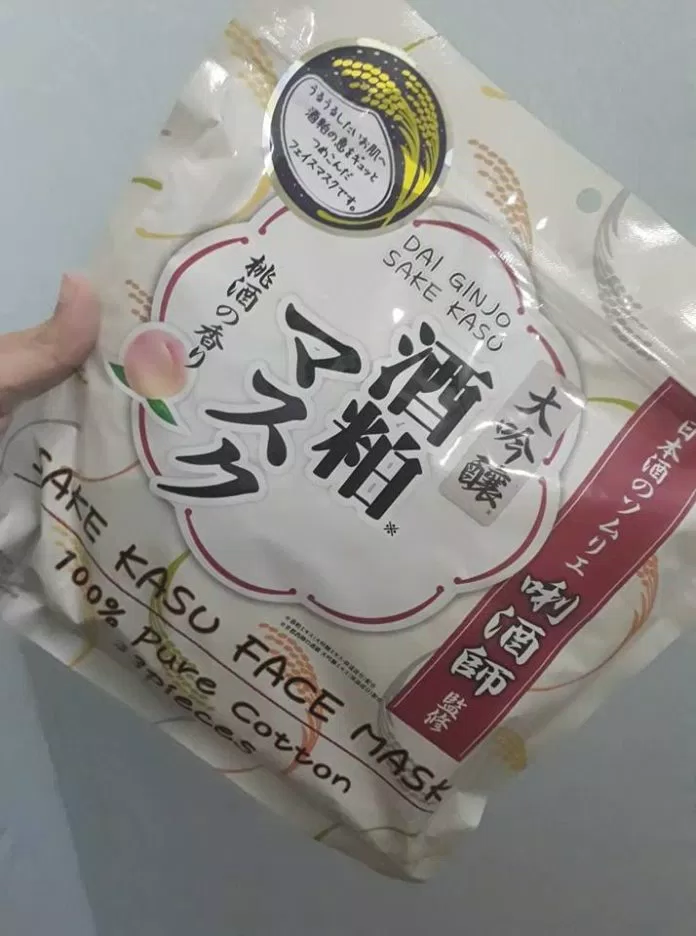 Mặt nạ Sake Saku Face Mask có thiết kế rất đơn giản (Nguồn: BlogAnChoi) Mặt nạ Sake Saku Face Mask có thiết kế rất đơn giản (Nguồn: BlogAnChoi)