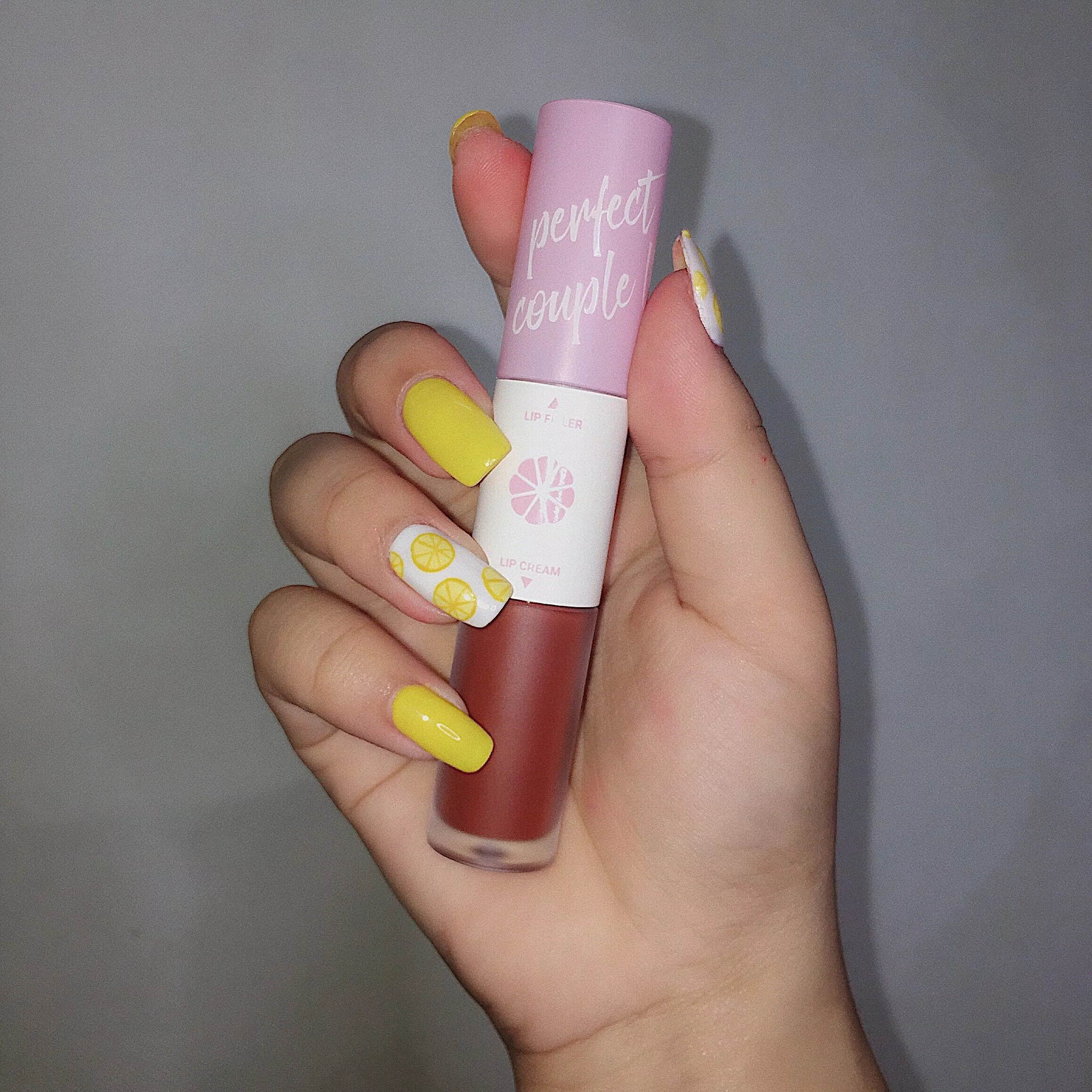 Thiết kế son 2 đầu (nguồn: ảnh Internet) Thiết kế son 2 đầu (nguồn: ảnh Internet)