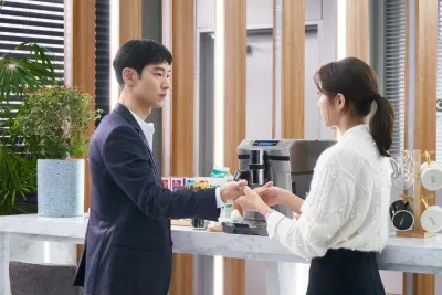 Sự cố đổ mì dường như khiến mối quan hệ của họ bớt ngượng ngùng. (Ảnh: Internet)